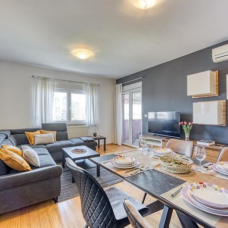 Apartment Dea - Three Bedroom Apartment PUY Eksteriør bilde